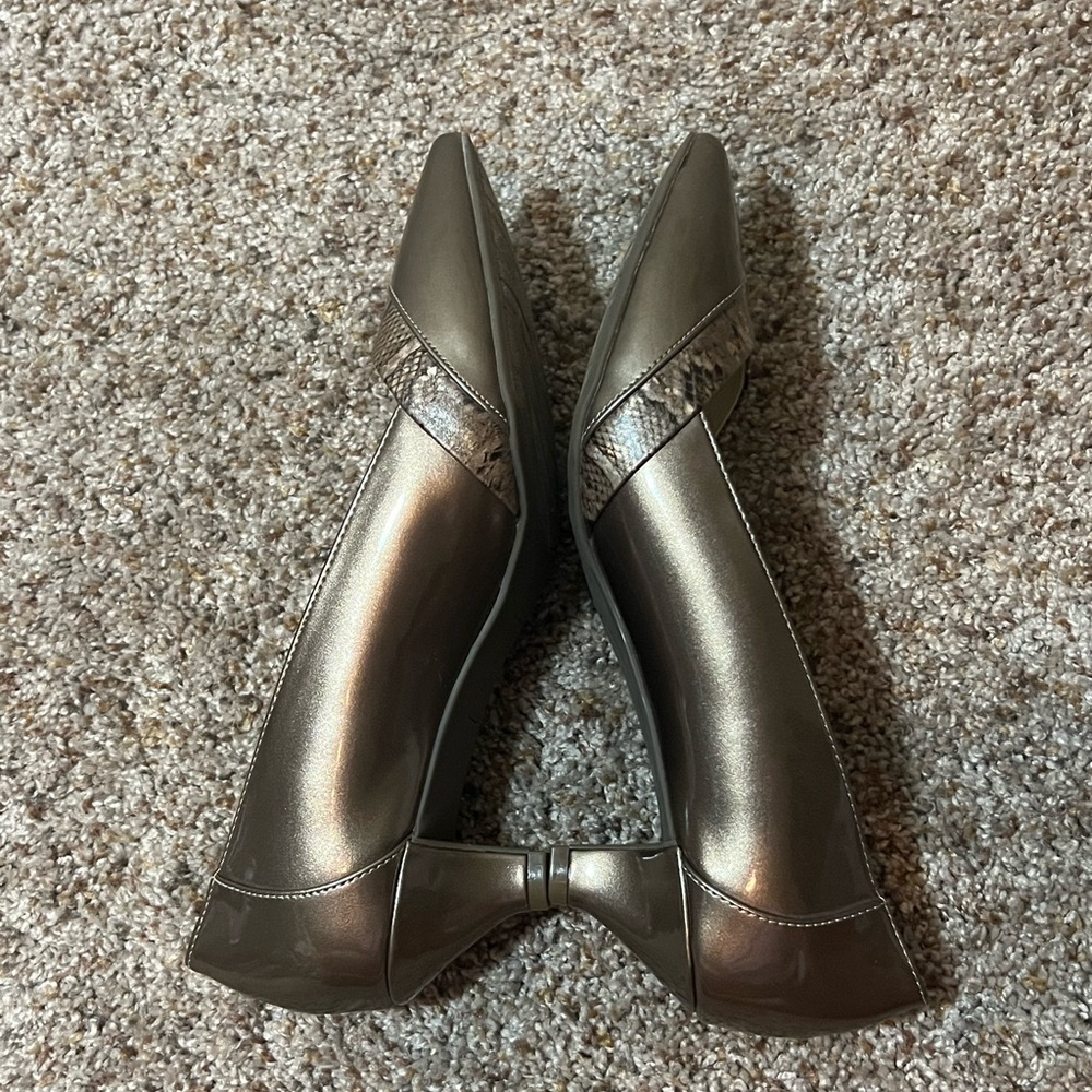 Anne Klein iflex AK7Maureen 7.5 M Gold Shiny Snake Skin Detail - Picture 2 of 12